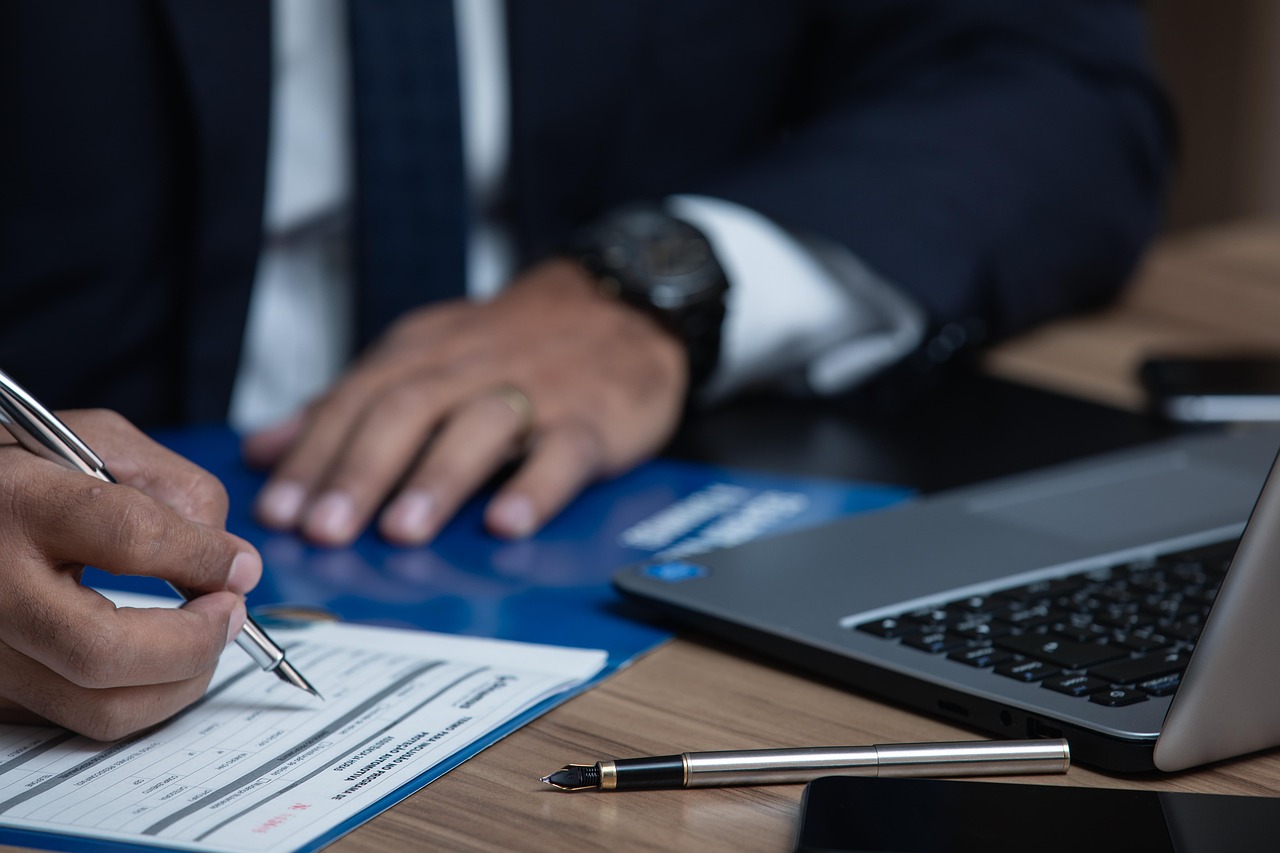 Gavel and scales representing the new Korean court rules to freeze cryptocurrency in Korea, effective October 2026